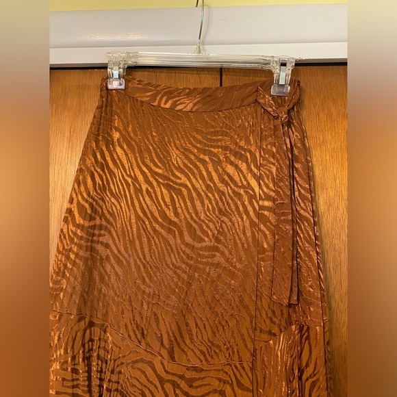 Tiger striped brown shiny Anthropologie skirt - Size 2 - Picture 3 of 5